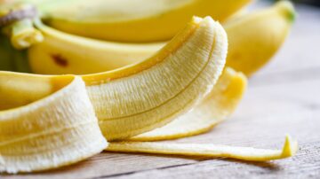 Casca de banana mata baratas
