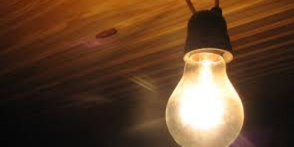Qual luz espanta morcego