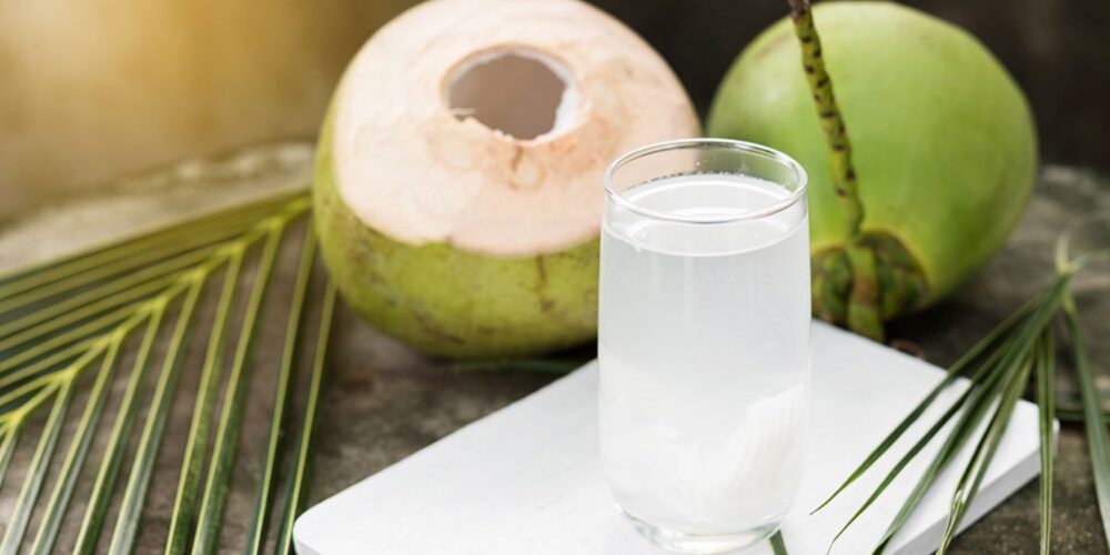Quem está com dengue pode tomar água de coco